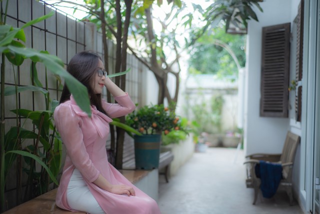 ピンクのアオザイを着たベトナム人女性
